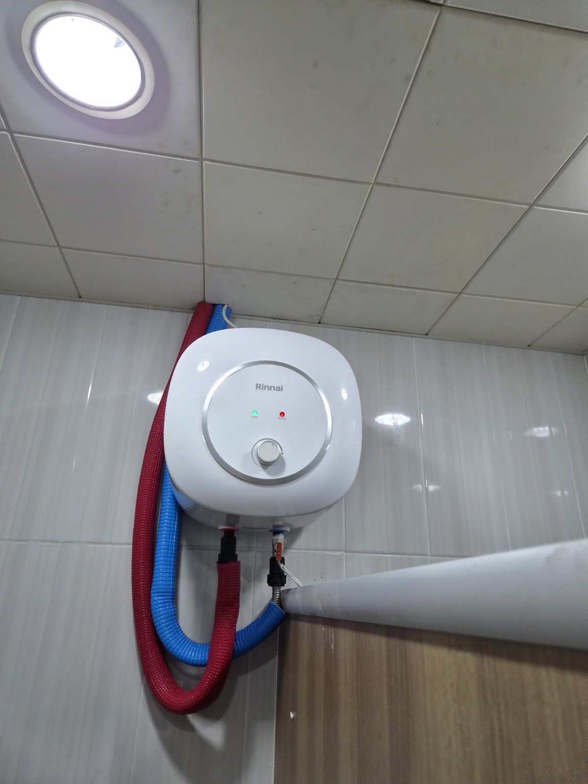 벽걸이 전기온수기와 보온 처리한 배관
